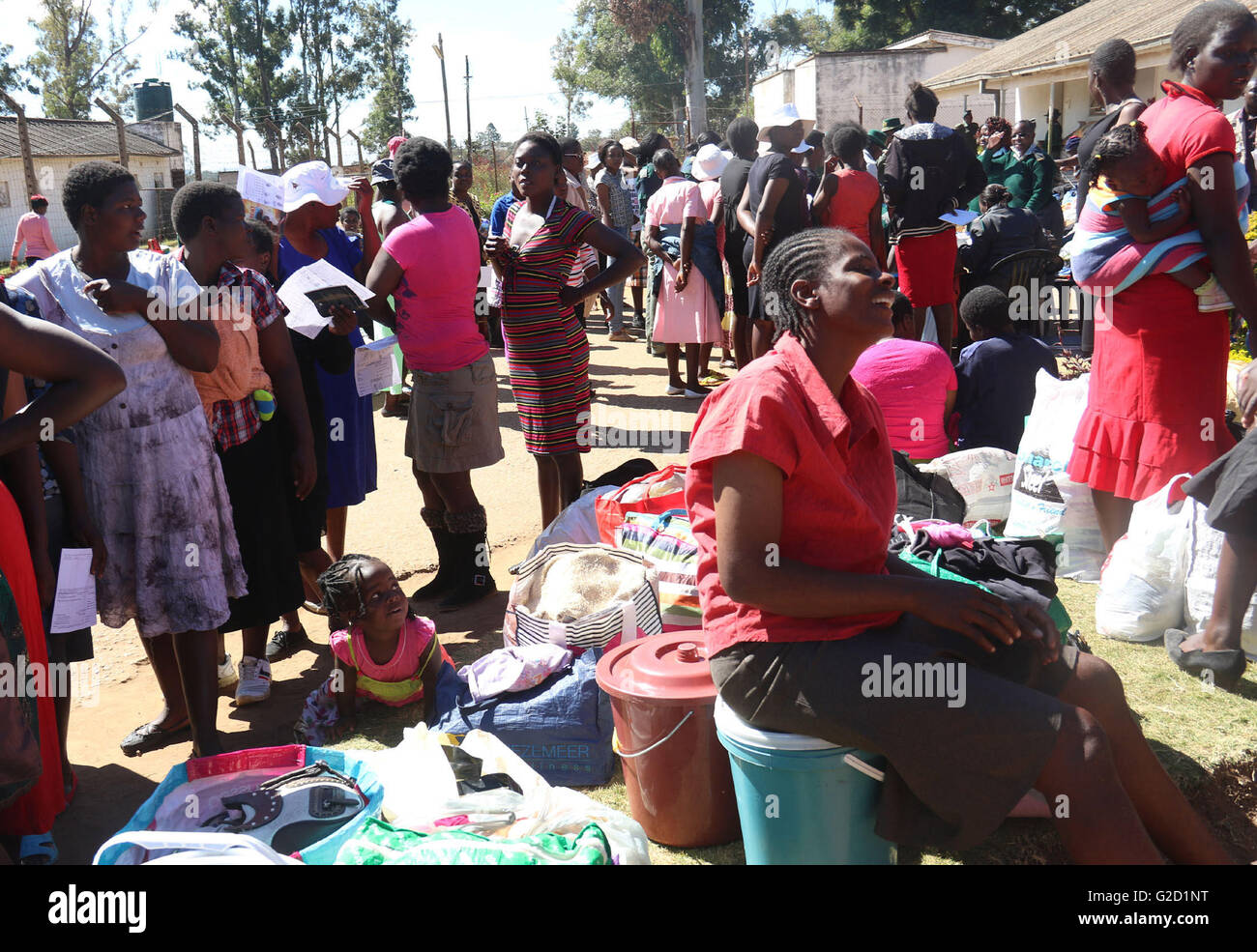 Harare. 27th May, 2016. Female prisoners prepare to go back home in Harare, Zimbabwe on May 25, 2016. Zimbabwean President Robert Mugabe has pardoned more than 2,000 inmates, mostly women and juveniles, in a move aimed at decongesting the country's overcrowded prisons, state media reported Thursday. © Xinhua/Alamy Live News Stock Photo