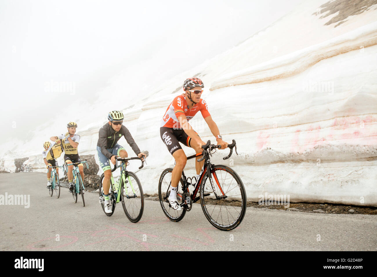 Colle dell’Agnello, Italy, May 27th 2016. Riders in action on top of the Colle dell’Agnello mountain at the stage 19 (Pinerolo to Risoul) of the Giro d’Italia 2016. Credit:  Alberto Grasso/Alamy Live News Stock Photo