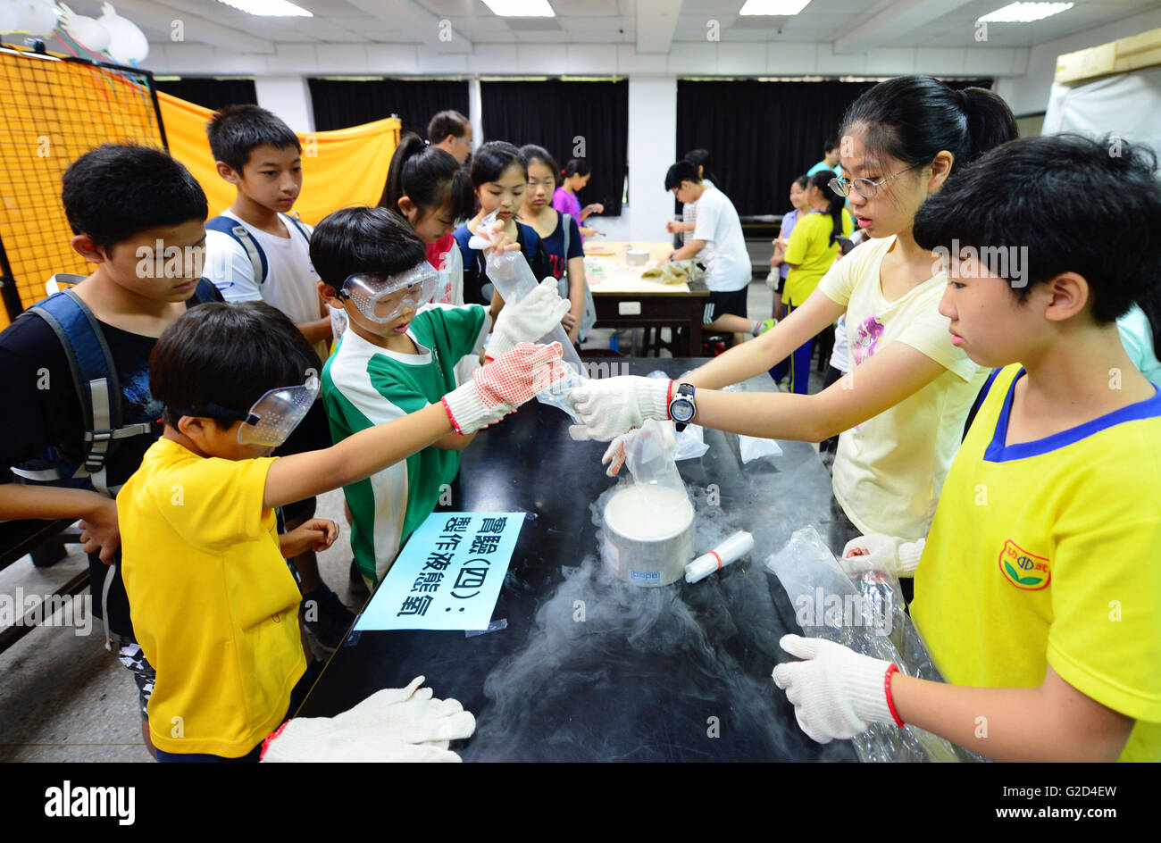 Science Expirement Booth Children take part in science hi-res stock photography and images - Alamy