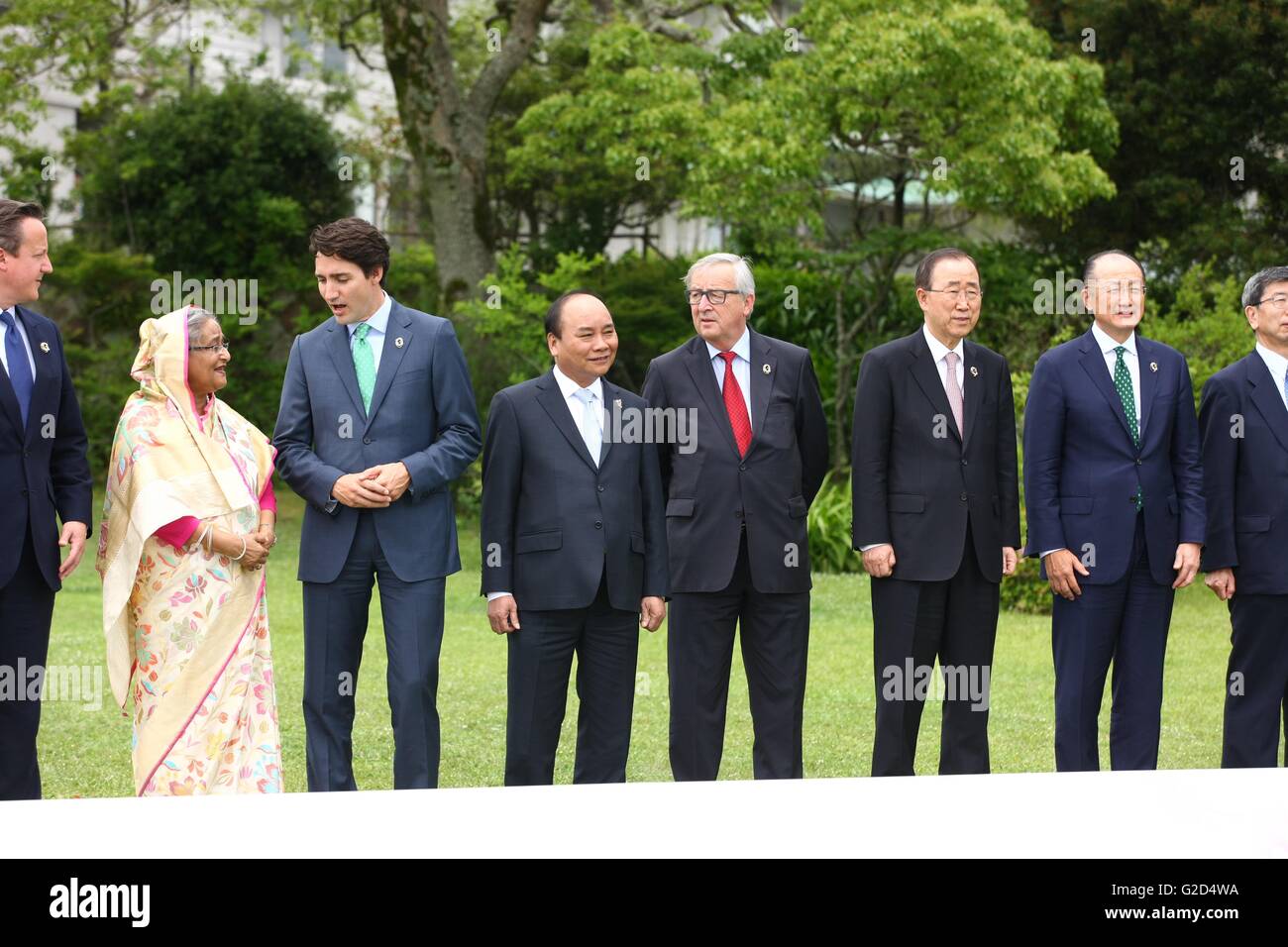 Shima, Japan. 27th May, 2016. World leaders during a expanded group photo at the G7 Summit meeting at the Shima Kano Hotel grounds May 27, 2016 in Shima, Japan. Left to Right: British Prime Minister David Cameron, Bangladesh Prime Minister Sheikh Hasina Wazed, Canadian Prime Minister Justin Trudeau, Vietnam President Truong Tan Sang, European Union President Jean-Claude Juncker, United Nations General Secretary Ban Ki Moon and World Bank President Jim Yong Kim. Credit:  Planetpix/Alamy Live News Stock Photo