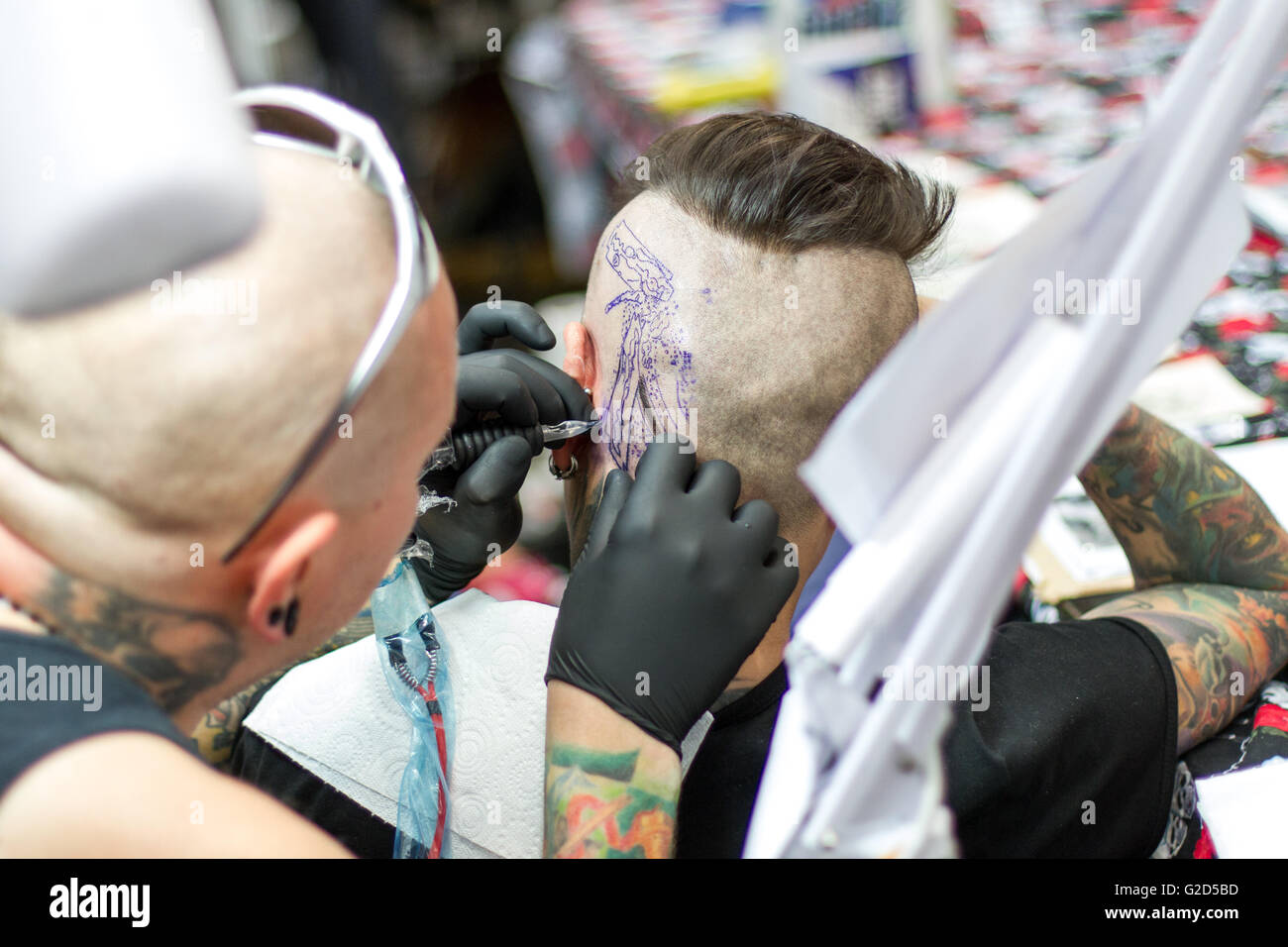 London, UK  28th May, 2016. The Great British Tattoo Show at  Alexandra Palace, London, UK. The show features over 320 tattoo artists as well as alternative fashion shows and stage acts. A Tattoo artist at work. Copyright Carol Moir/Alamy Live News. Stock Photo