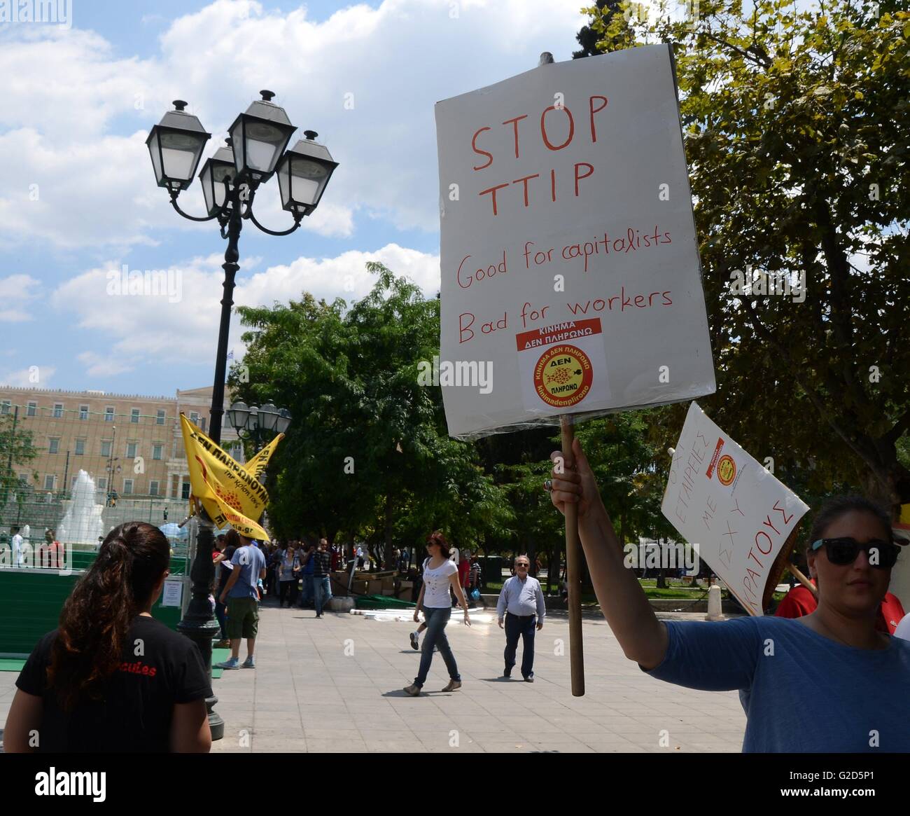 Athens, Greece. 28th May, 2016. Greek activists member of 'I Dont Pay' movement demonstrated in Syntagma Square of Athens against the TTIP (Transatlantic Trade and Investment Partnership) and CETA (Comprehensive Economic and Trade Agreement) free trade agreements between European Union and USA and Canada. Credit:  George Panagakis/Pacific Press/Alamy Live News Stock Photo