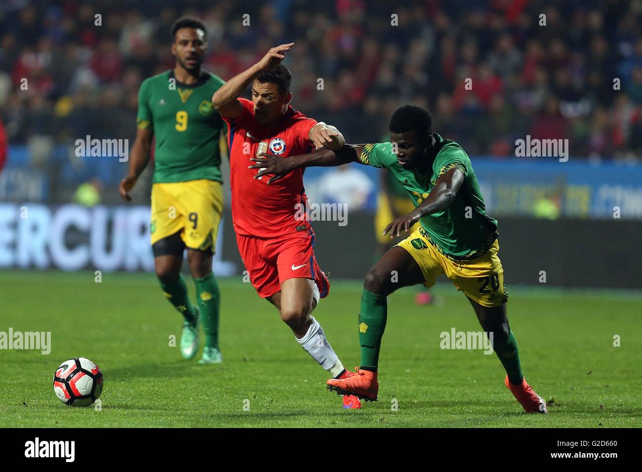 Vina Del Mar, Chile. 27th May, 2016. Image provided by the Football Federation of Chile (ANFP, for its acronym in Spanish) shows Chile's Alexis Sanchez (C) vying with Kemar Lawrence of Jamaica during the international friendly match in Vina del Mar, Chile, on May 27, 2016. © ANFP/Xinhua/Alamy Live News Stock Photo