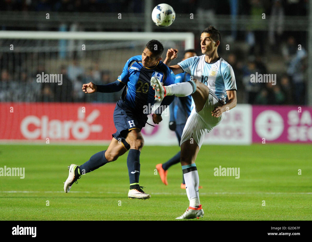 (160528) -- SAN JUAN, May 28, 2016 (Xinhua) -- Argentina's Erik Lamela (R) vies with Jorge Claros of Honduras during the international friendly match in San Juan, Argentina, on May 27, 2016. (Xinhua/Alejandro Santa Cruz/TELAM) (rtg) Stock Photo