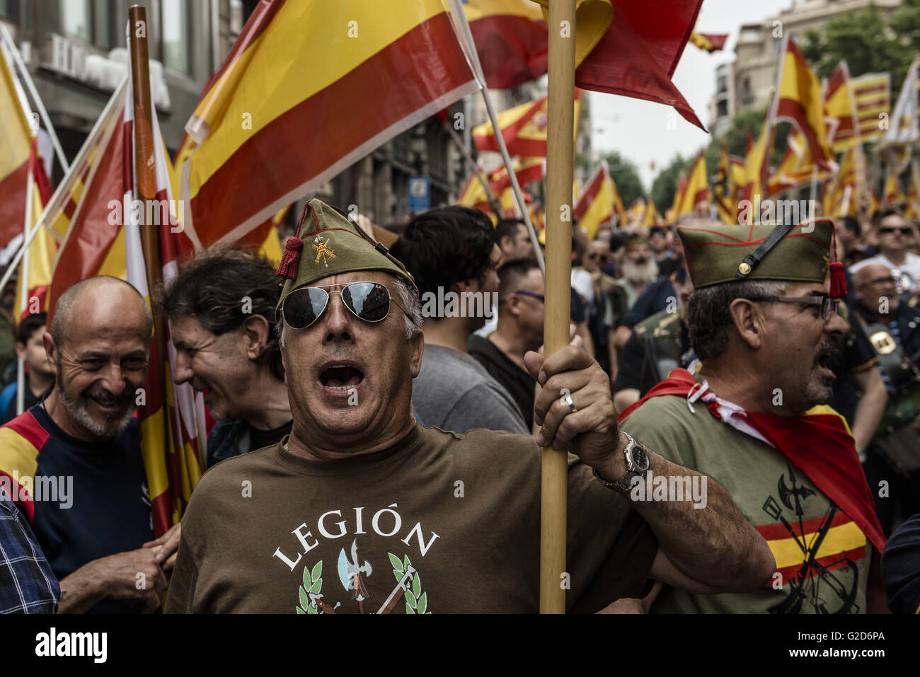 Barcelona, Catalonia, Spain. 28th May, 2016. Spanish Legionaries protest holding their flags as more than thousand march against Barcelona's Mayoress Colau and a hypothetical independence of Catalonia on the Spanish Armed Forces Day through Barcelona © Matthias Oesterle/ZUMA Wire/Alamy Live News Stock Photo