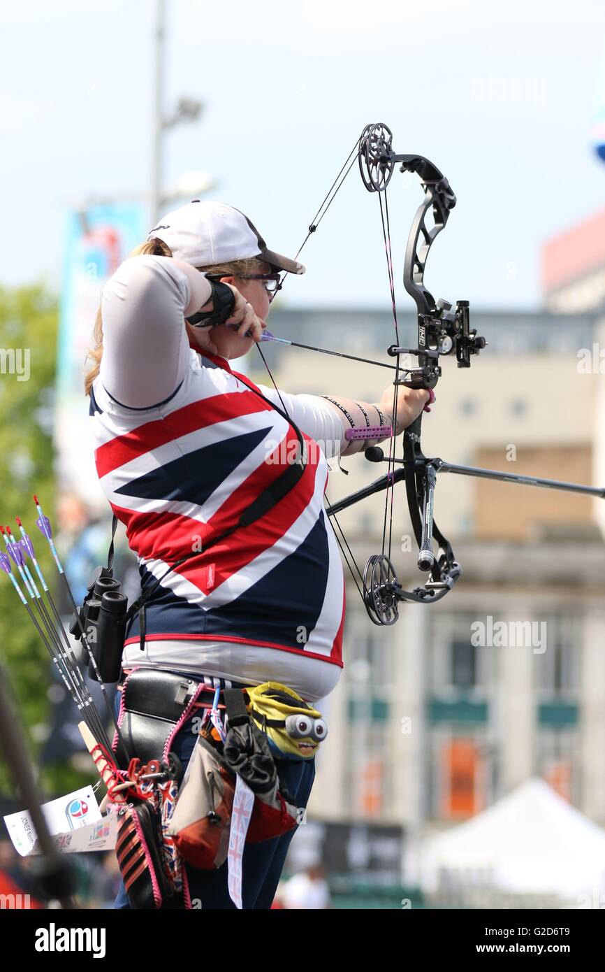 Nottingham, UK. 28th May, 2016. European Archery Championships Day One. Daisy Clark in action for Gb in the bronze medal match Credit:  Action Plus Sports/Alamy Live News Stock Photo