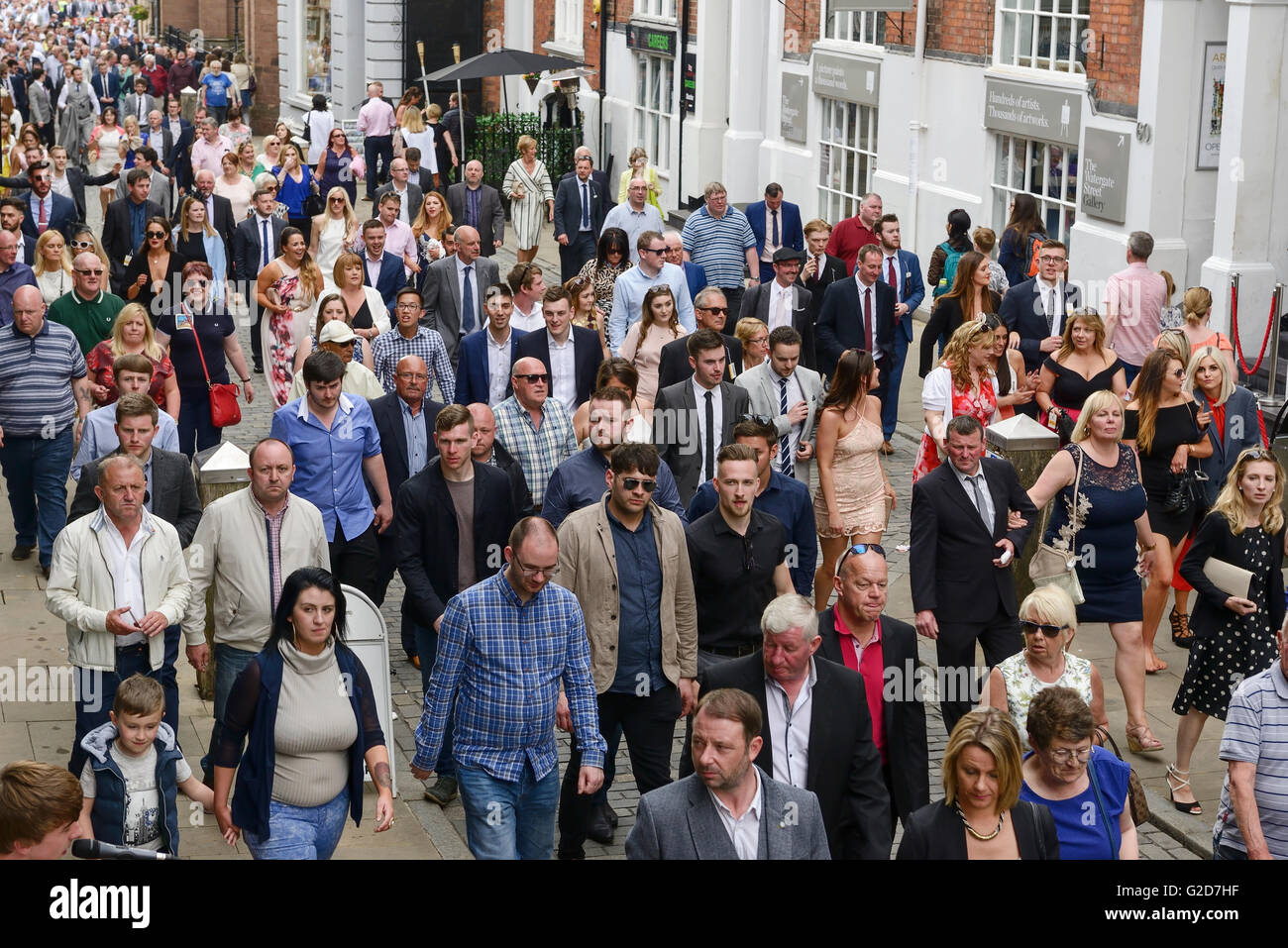 Chester Races, Chester, UK. 28th May 2016. After the final race of the meeting, racegoers make the short walk from the racecourse towards the pubs, bars and restaurants on Watergate Street in Chester city centre. Andrew Paterson/ Alamy Live News. Stock Photo