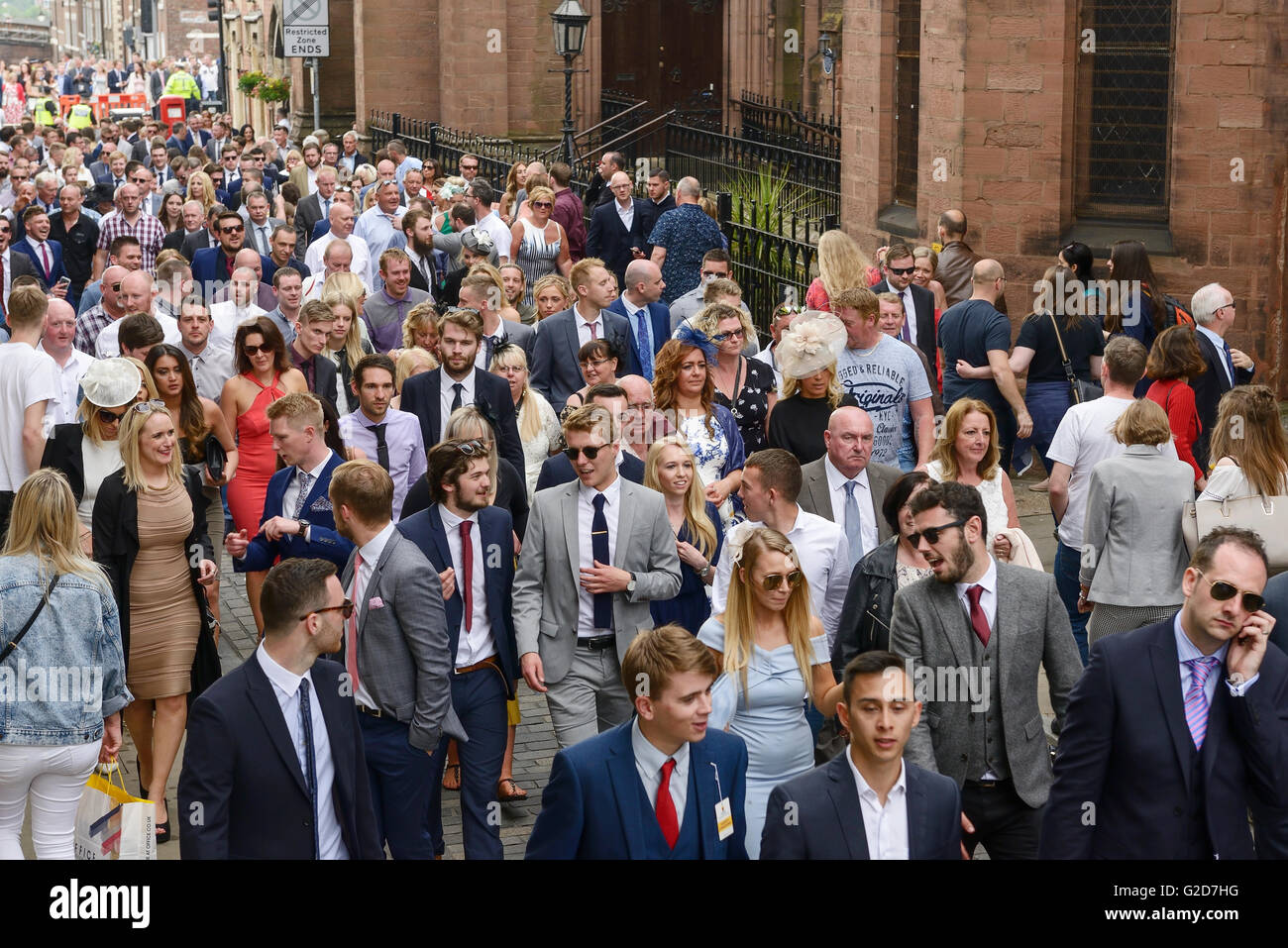 Chester Races, Chester, UK. 28th May 2016. After the final race of the meeting, racegoers make the short walk from the racecourse towards the pubs, bars and restaurants on Watergate Street in Chester city centre. Andrew Paterson/ Alamy Live News. Stock Photo