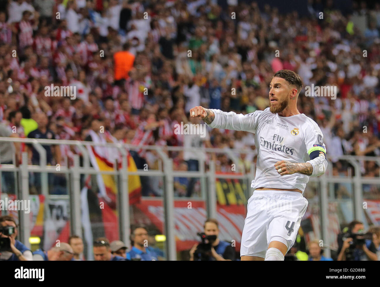 Milan, Italy. 28th May, 2016. Sergio RAMOS, Real Madrid 4 Torjubel, Jubel nach dem Tor zum 1-0 Jubel, Freude, Emotionen, Feiern, Lachen, jubelt, freuen,  reisst die Arme hoch, ballt die Faust   REAL MADRID - ATLETICO MADRID  Fussball UEFA Champions League, Final, Milano, Italy, June 28th, 2016 CL Saison 2015/2016 Credit:  Peter Schatz/Alamy Live News Stock Photo