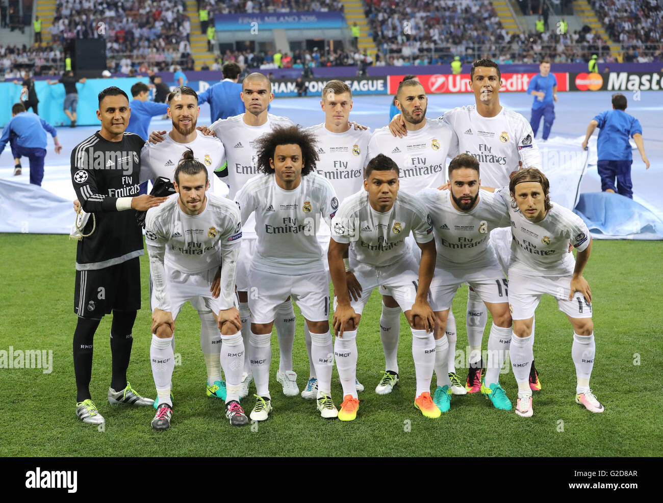 Milan, Italy. 28th May, 2016. Real's players (back, L-R) goalkeeper Keylor Navas, Sergio Ramos, Pepe, Toni Kroos, Karim Benzema, Cristiano Ronaldo, (front, L-R), Gareth Bale, Marcelo, Casemiro, Dani Carvajal, Luka Modric, pose for the team photo before the UEFA Champions League Final between Real Madrid and Atletico Madrid at the Stadio Giuseppe Meazza in Milan, Italy, 28 May 2016. Photo: Christian Charisius/dpa /dpa/Alamy Live News Stock Photo