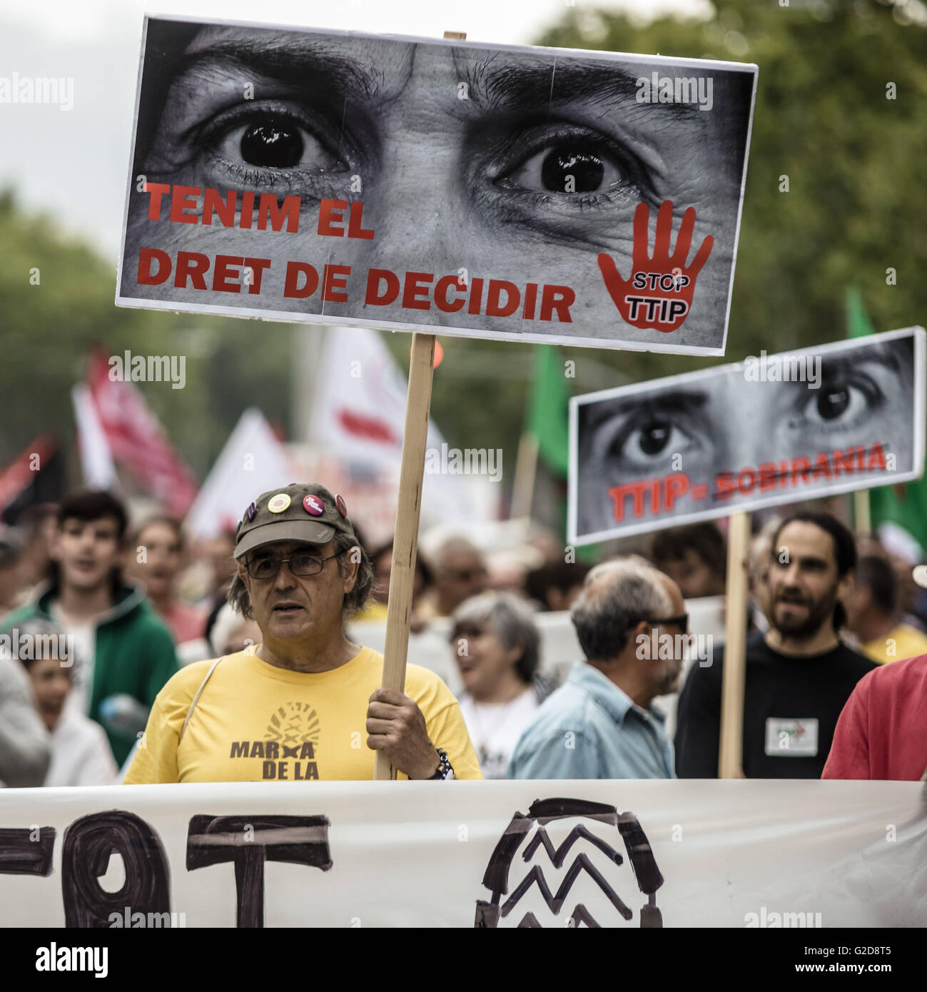 Barcelona, Catalonia, Spain. 28th May, 2016. Demonstrators march behind their banner holding a placard reading 'we have the right to decide - stop ttip' to protest for a dignity life and against the TTIP and CETA trade agreements through Barcelona © Matthias Oesterle/ZUMA Wire/Alamy Live News Stock Photo