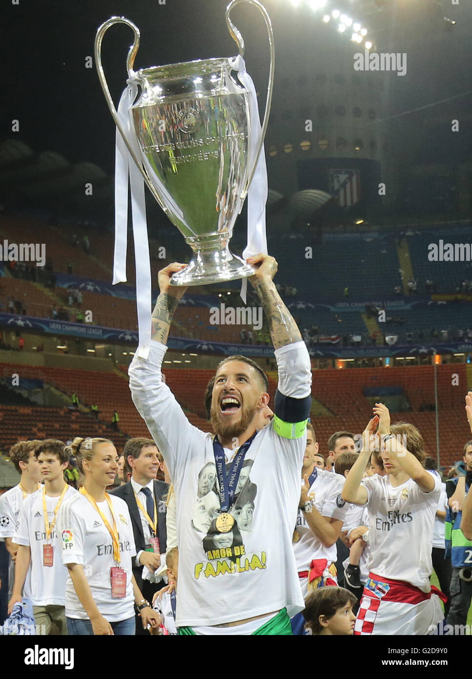 Milan, Italy. 28th May, 2016. Real Madrid's captain Sergio Ramos lifts the  trophy after winning the UEFA Champions League Final between Real Madrid  and Atletico Madrid at the Stadio Giuseppe Meazza in