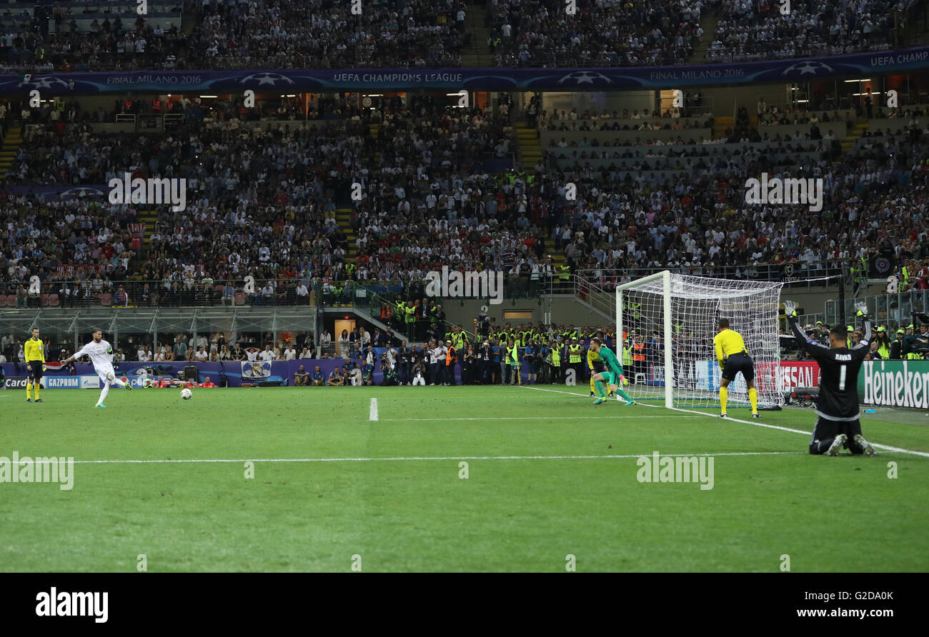 Milan, Italy. 28th May, 2016. Real's Sergio Ramos (L) scores aigainst Atletico goalkeeper Jan Oblak next to Real's goalkeeper Keylor Navas during the penalty shootout of the UEFA Champions League Final between Real Madrid and Atletico Madrid at the Stadio Giuseppe Meazza in Milan, Italy, 28 May 2016. Photo: Christian Charisius/dpa/Alamy Live News Stock Photo