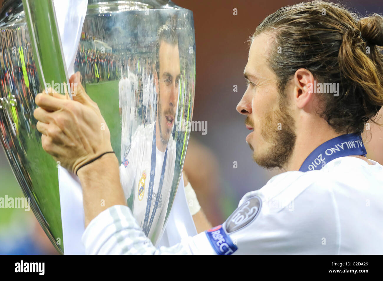 Milan, Italy. 28th May, 2016. Gareth BALE, Real Madrid 11  Champions League Trophy  ceremony, celebration REAL MADRID - ATLETICO MADRID 5-4 a.P.  Fussball UEFA Champions League, Final, Milano, Italy, May 28th, 2016 CL Saison 2015/2016 Credit:  Peter Schatz / Alamy Live News Stock Photo