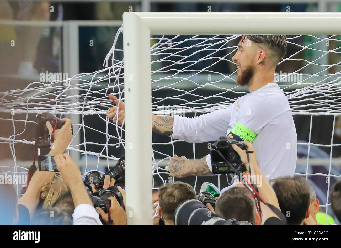 Milan, Italy. 28th May, 2016. Sergio RAMOS, Real Madrid 4 cuts the net Champions League Trophy  ceremony, celebration REAL MADRID - ATLETICO MADRID 5-4 a.P.  Fussball UEFA Champions League, Final, Milano, Italy, May 28th, 2016 CL Saison 2015/2016 Credit:  Peter Schatz / Alamy Live News Stock Photo