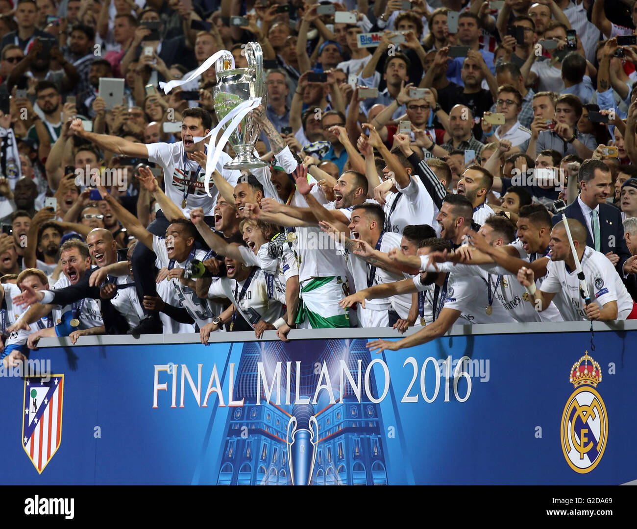 Milan, Italy. 28th May, 2016. UEFA Champions League Final between Real  Madrid and Atletico de Madrid at the San Siro stadium in Milan, Italy.  Sergio Ramos and teammates lift the winners trophy ©