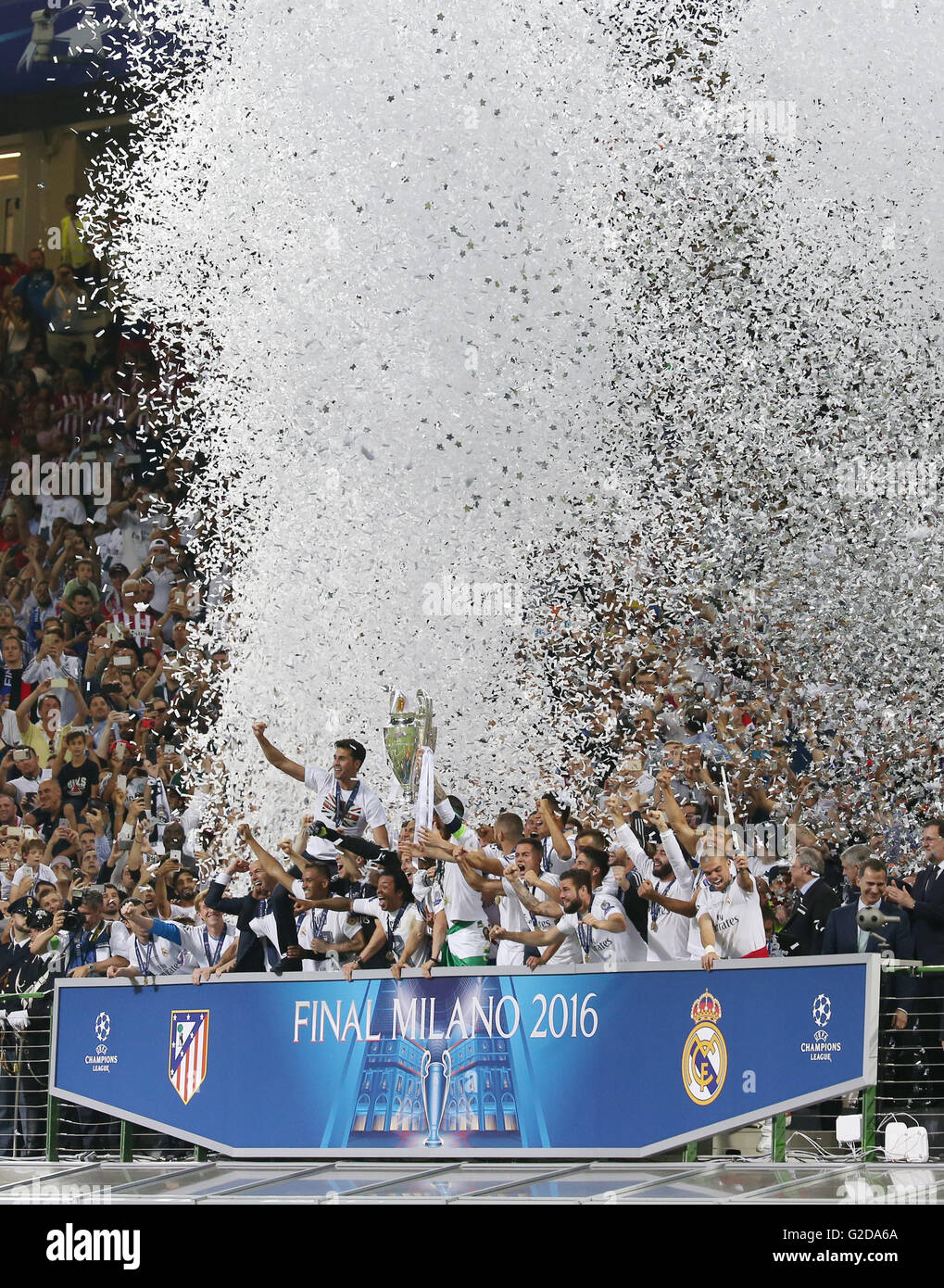 Milan, Italy. 28th May, 2016. UEFA Champions League Final between Real  Madrid and Atletico de Madrid at the San Siro stadium in Milan, Italy.  Sergio Ramos and teammates lift the winners trophy ©