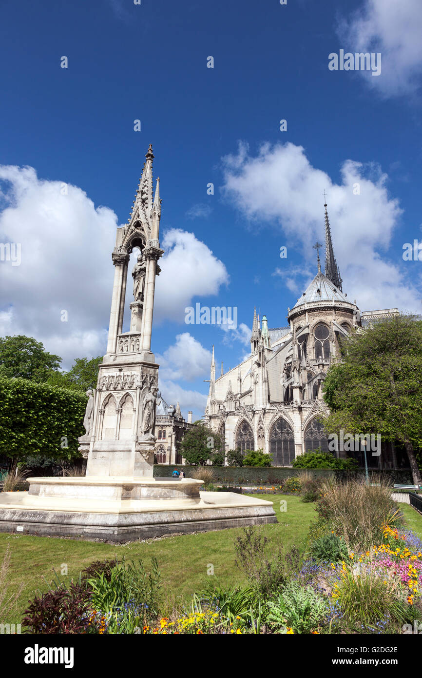 Square Jean XXIII with Fontaine de la Vierge and with Notre Dame Cathedral in the background, Paris, France Stock Photo