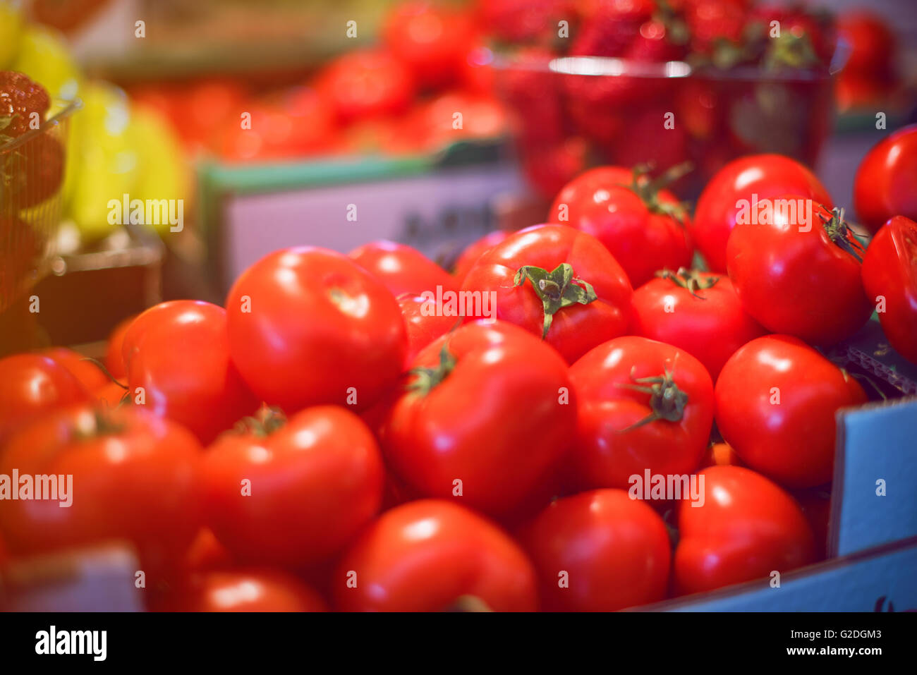 Ripe tomatoes at a farmer's market Stock Photo - Alamy