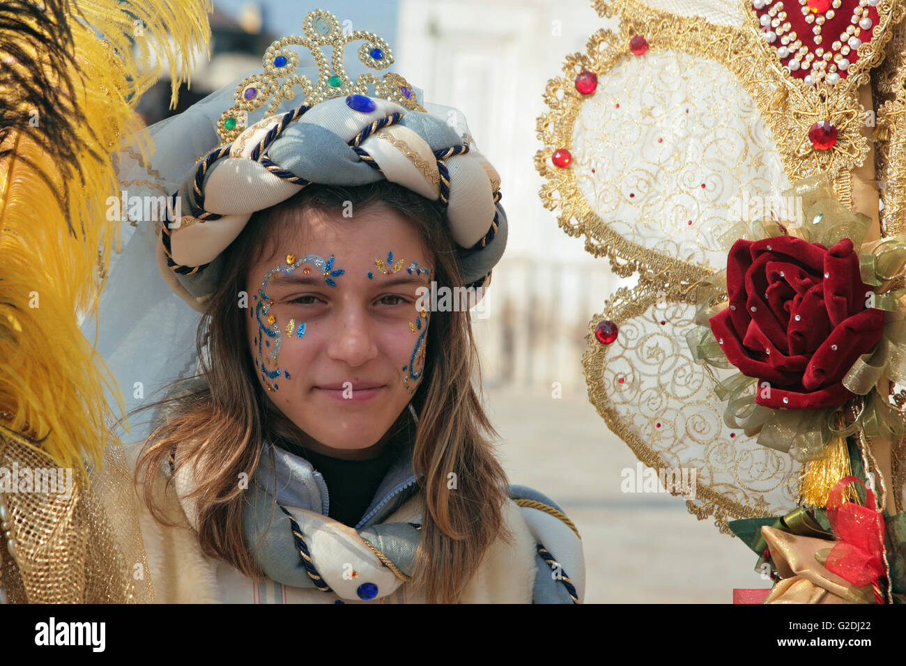 Fondamenta Zattere ai Gesuati, Dorsoduro, Venice, Italy: young carnevale reveller looks ravishing in her elaborate costume Stock Photo