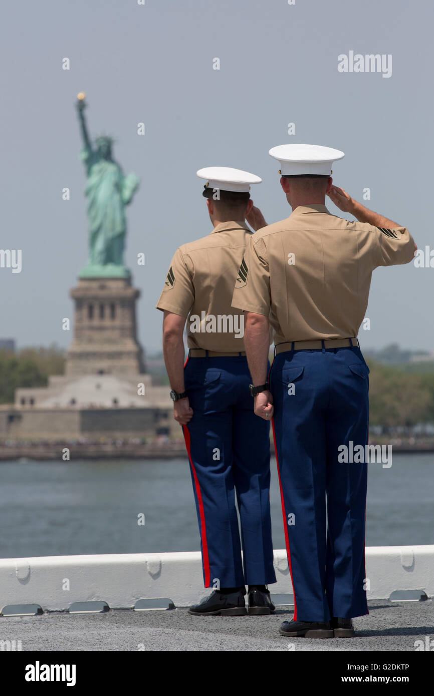 US Marines aboard the amphibious assault ship USS Bataan man the rails to salute the Statue of Liberty during the parade of ships part of the annual Fleet Week May 25, 2016 in New York City, NY. Stock Photo