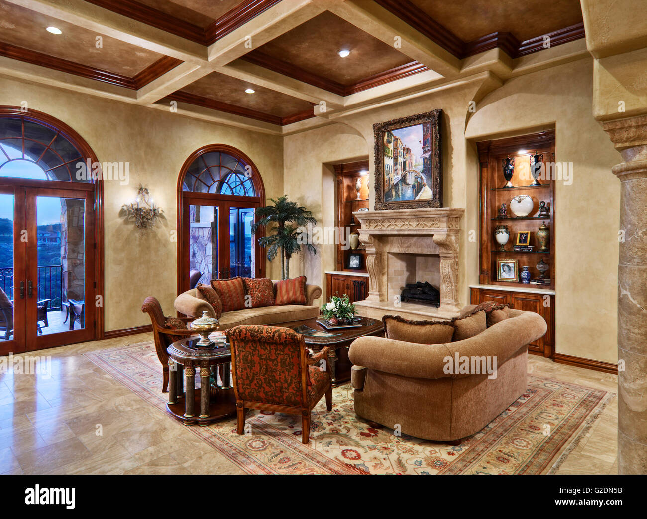 Гостиная с камином в классическом стиле с камнем и деревом