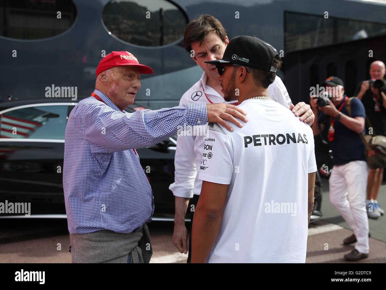 Mercedes' Lewis Hamilton (right) talks with Niki Lauda (left) and Toto  Wolff after qualifying at the Circuit de Monaco, Monaco Stock Photo - Alamy