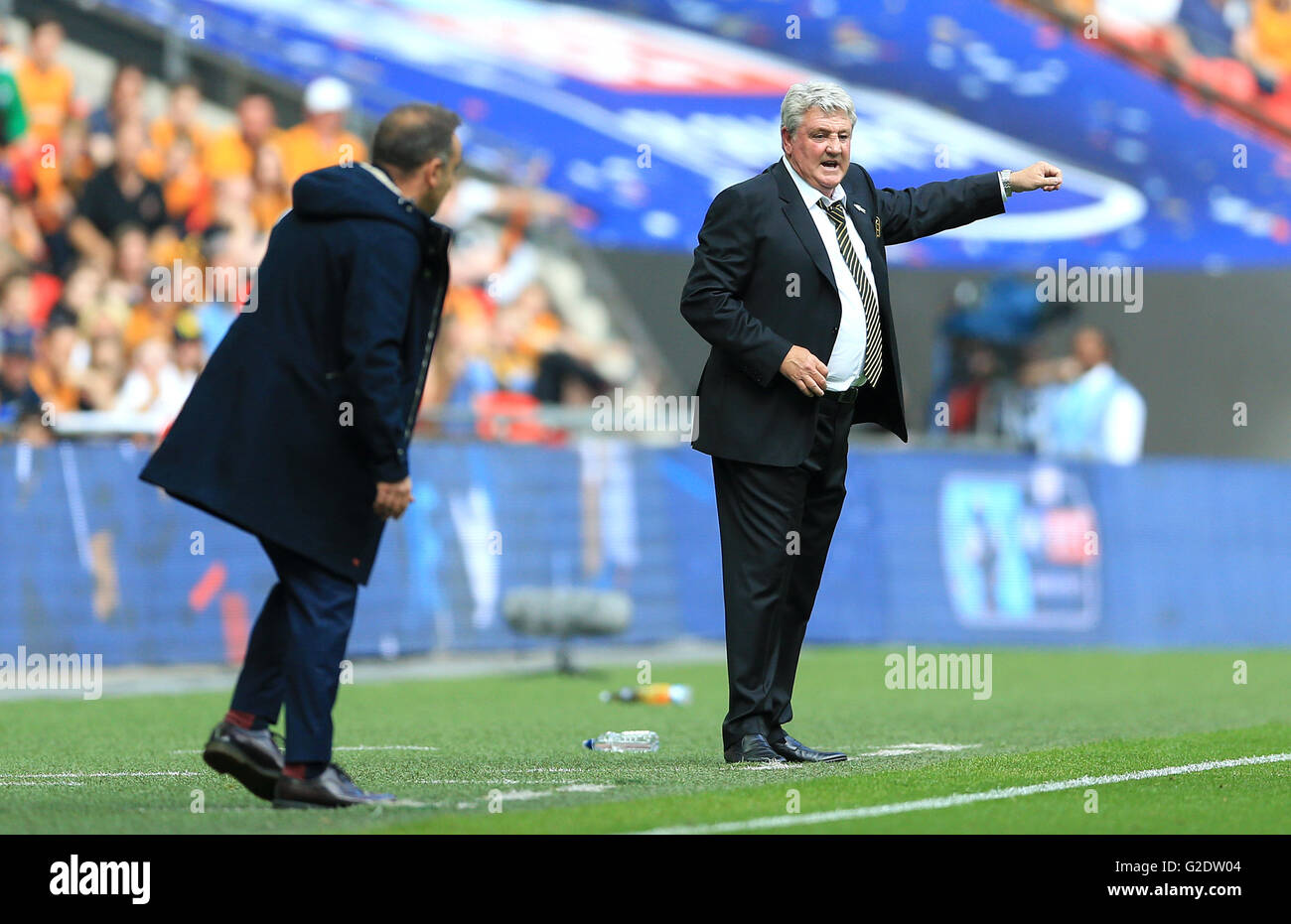 Hull City manager Steve Bruce (right) and Sheffield Wednesday manager Carlos Carvalhal on the touchline during the Championship Play-Off Final at Wembley Stadium, London. Stock Photo