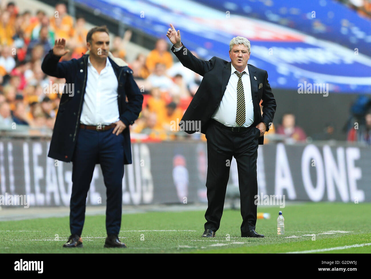 Hull City manager Steve Bruce (right) and Sheffield Wednesday manager Carlos Carvalhal on the touchline during the Championship Play-Off Final at Wembley Stadium, London. Stock Photo