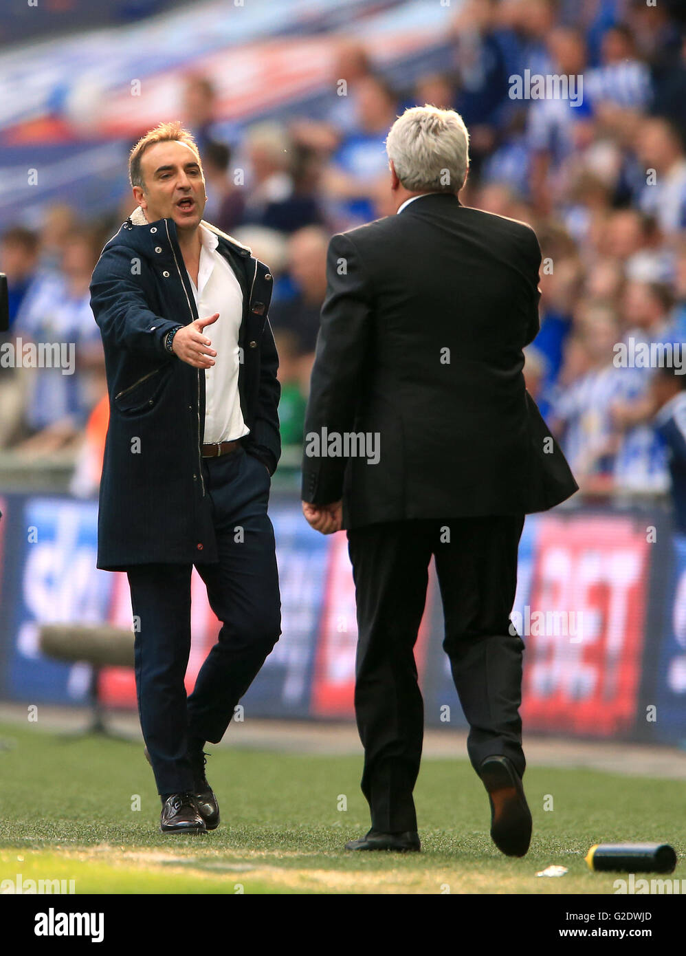 Sheffield Wednesday manager Carlos Carvalhal (left) shakes hands with Hull City manager Steve Bruce after the Championship Play-Off Final at Wembley Stadium, London. Stock Photo