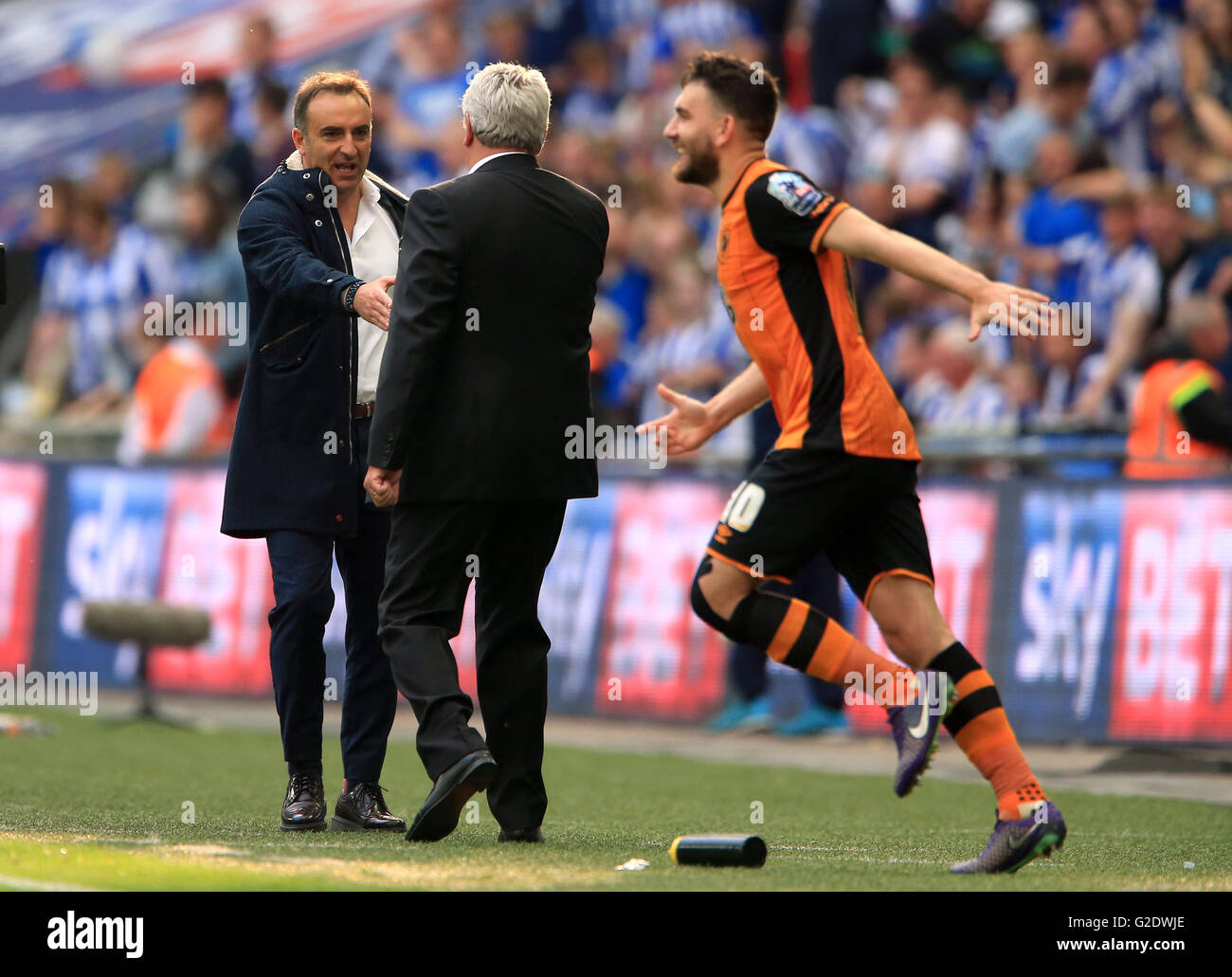 Sheffield Wednesday manager Carlos Carvalhal (left) shakes hands with Hull City manager Steve Bruce after the Championship Play-Off Final at Wembley Stadium, London. Stock Photo