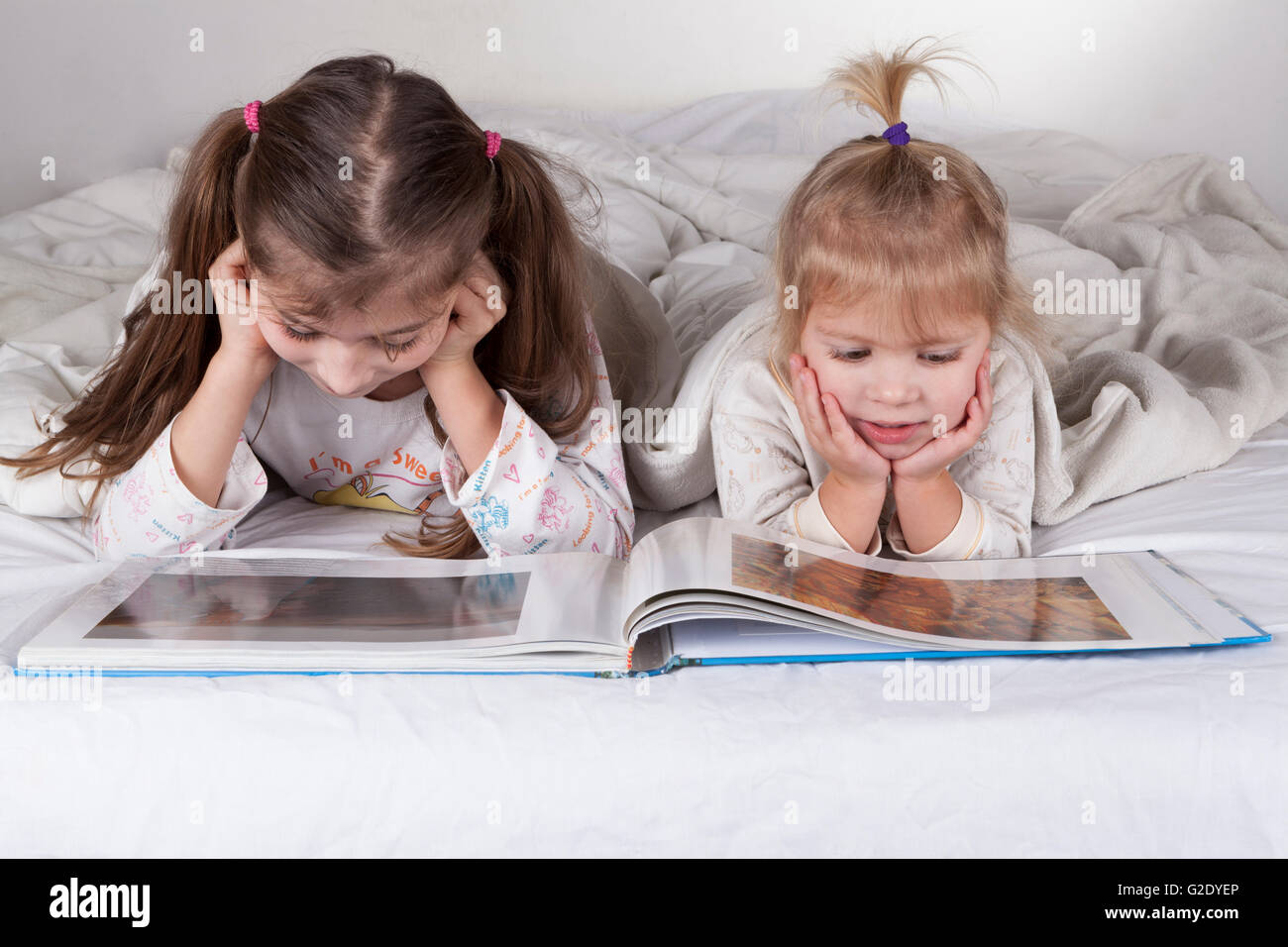 Читал с сестрой читал с ней. Две сестры читают.