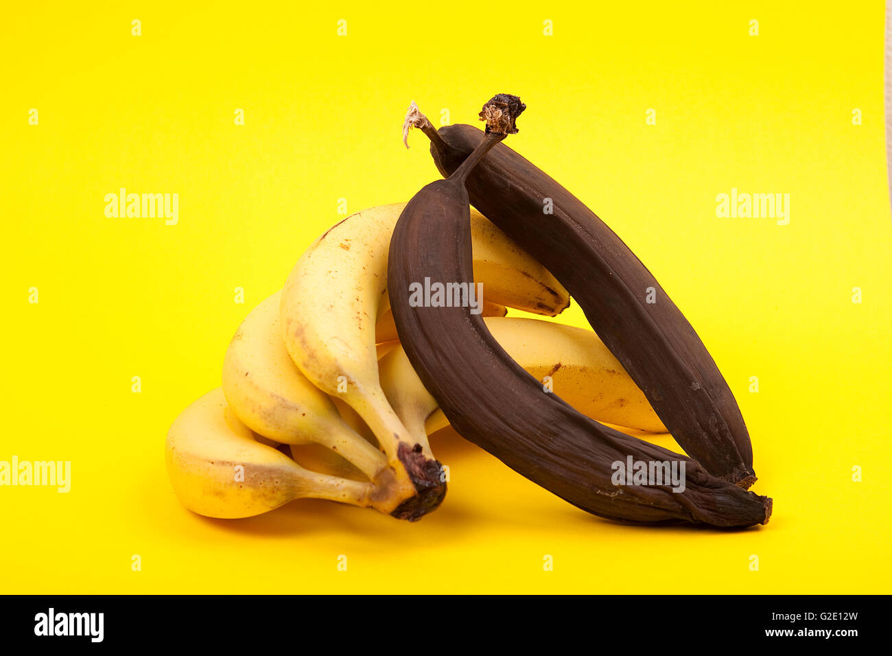 Вред бананов для мужчин. Спелые и гнилые бананы. Тухлый банан. Гнилой банан. Несвежий банан.