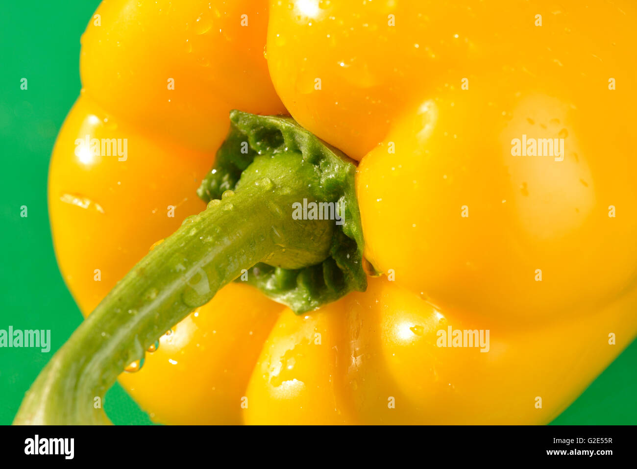 Yellow bell pepper on green chopping board - the correct colour board ...