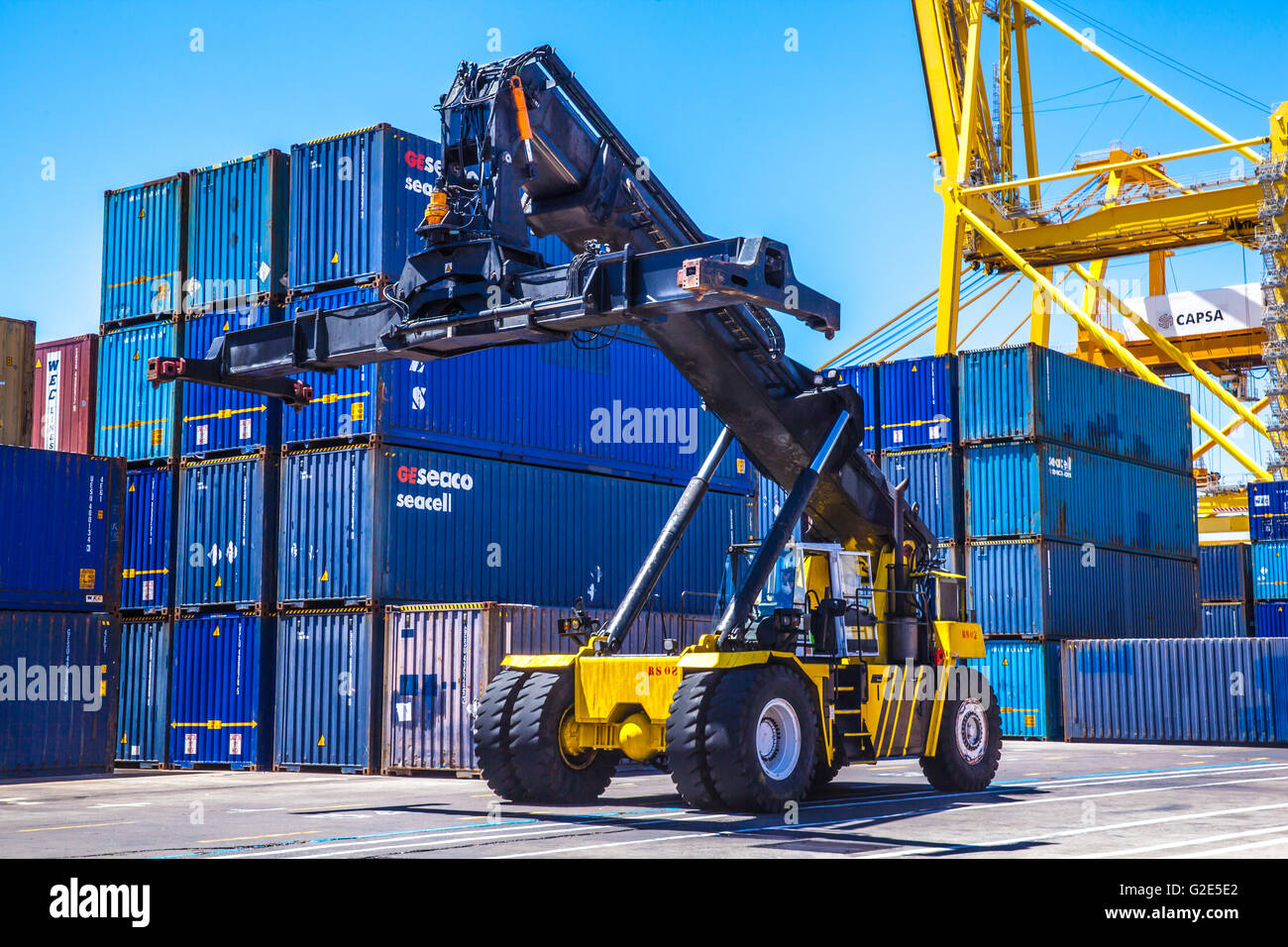 reach stacker lifting containers in a dock Stock Photo - Alamy