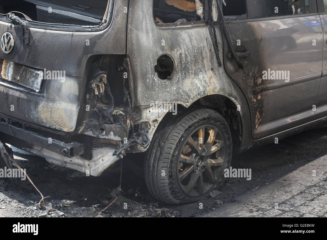 Berlin, Germany. 29th May, 2016. A car destroyed by an arson attack at Alte Jakobstrasse in Berlin, Germany, 29 May 2016. According to the police, unknown offenders lit cars on fire, destroyed windows and threw incendiary compositions on the new building. PHOTO: PAUL ZINKEN/dpa/Alamy Live News Stock Photo