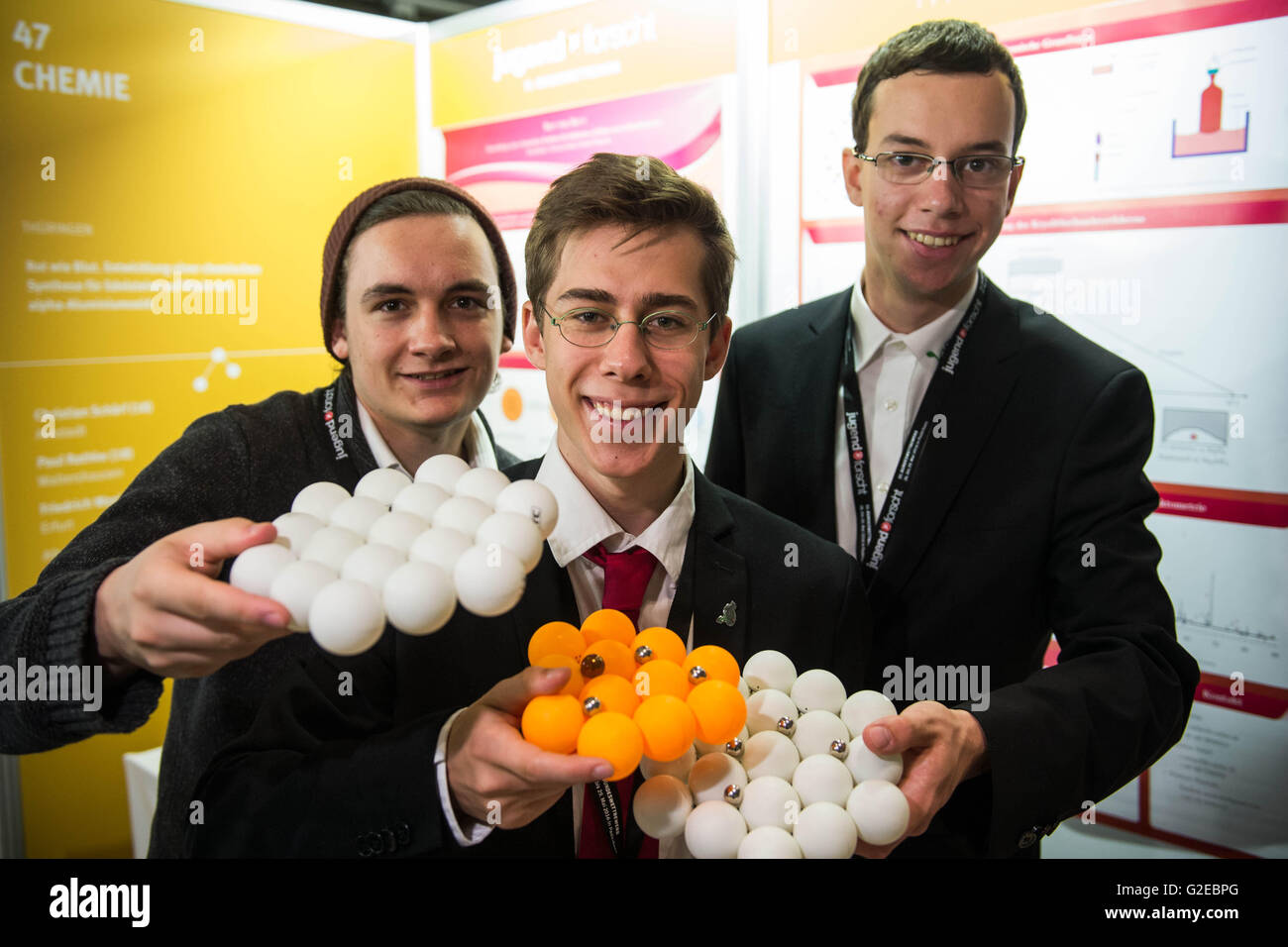 Jungforscher Paul Rathke, Friedrich Wanierke und Christian Schärf (l-r) aus Erfurt posieren am 29.05.2016 im Heinz Nixdorf MuseumsForum in Paderborn (Nordrhein-Westfalen) beim Presserundgang des Bundeswettbewerbs Jugend forscht mit dem Modell der atomaren Struktur eines Rubins aus Tischtennisbällen. Sie haben zum Thema «Rubine aus dem Chemielabor» geforscht Young researchers Paul Rathke, Friedrich Wanierke and Christian Schaerf (l-r) from Erfurt posing with the model of the atomic structure of a ruby made of ping-pong balls during a press tour at the Federal Youth Research Competition in Pa Stock Photo