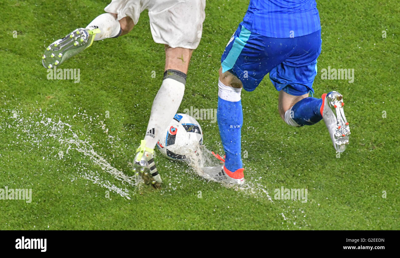 Augsburg, Germany. 29th May, 2016. Germany's Julian Weigl (l) and Slovakia's Ondrej Duda in action on a wet turf during the international friendly match between Germany and Slovakia at WWK-Arena in Augsburg, Germany, 29 May 2016. PHOTO: PETER KNEFFEL/dpa/Alamy Live News Stock Photo