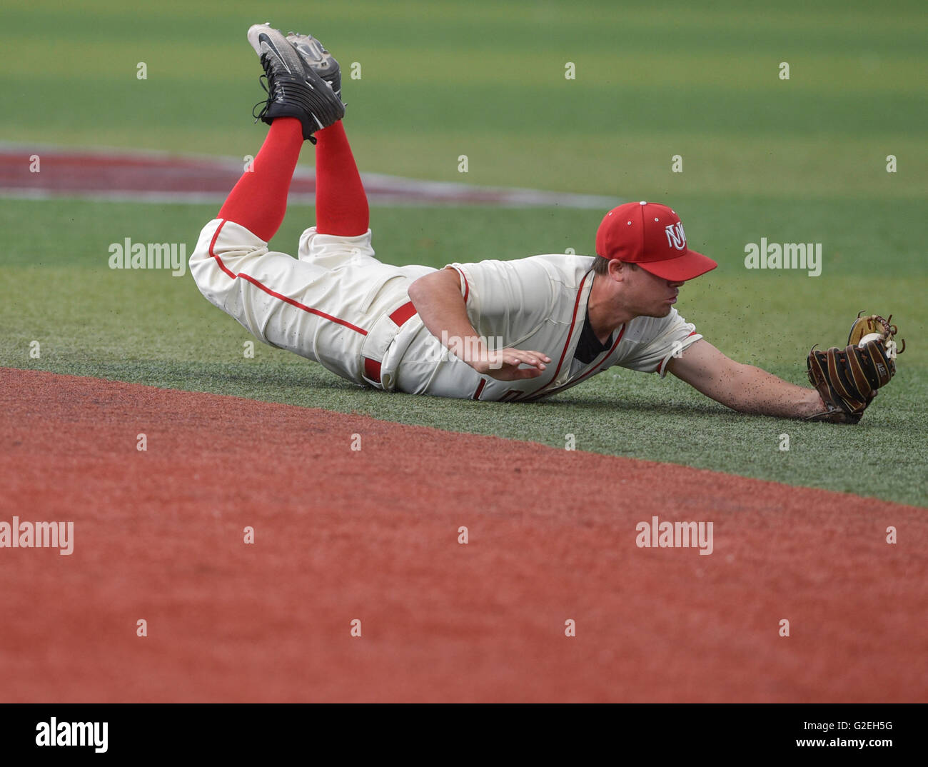 Albuquerque, New Mexico, USA. 27th May, 2016. Journal.Lobo infielder Michael Eaton(cq)makes a diving catch for an out and more importantly preventing the Air Force from scoring a run Friday evening during their Mountain West Conference Tournament game. The Lobos defeated the Falcons 6 to 4. Albuquerque, New Mexico © Roberto E. Rosales/Albuquerque Journal/ZUMA Wire/Alamy Live News Stock Photo
