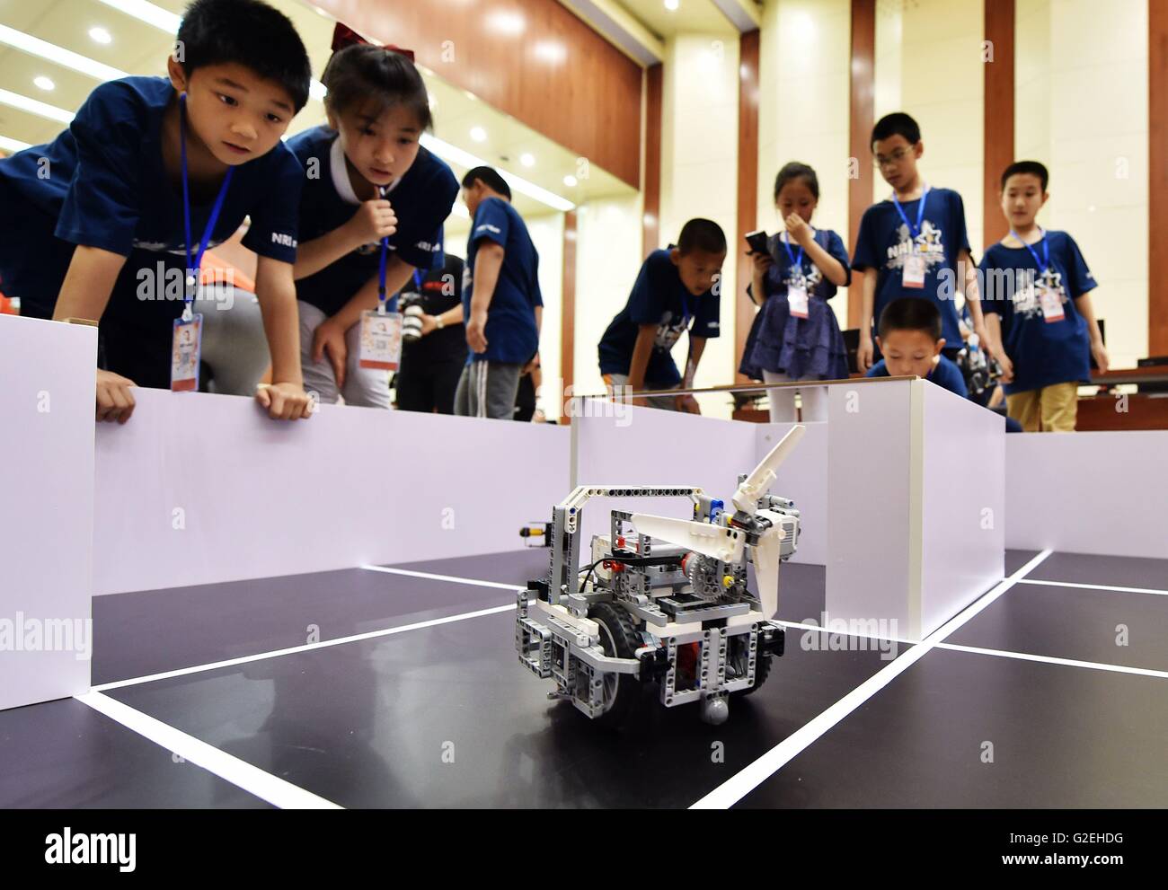 Shijiazhuang, China's Hebei Province. 29th May, 2016. Students take part in the 2nd Educational Robot Contest in Shijiazhuang, capital of north China's Hebei Province, May 29, 2016. The competition included fire-fighting robot contest, creative robet design and humanoid robot contest. © Wang Xiao/Xinhua/Alamy Live News Stock Photo