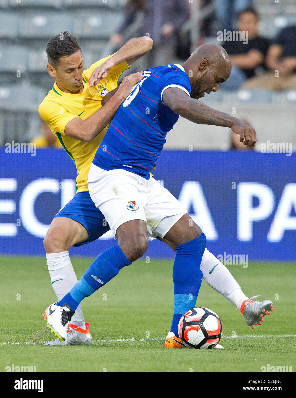 Commerce City, Colorado, USA. 29th May, 2016. Brazil's PHILIP COUTINHO, right, defends against Panama's D FELIPE BALOY, right, makes during a friendly match against Panama before the Copa de Oro at Dicks Sporting Goods Park Sunday Evening. Brazil beats Panama 2-0. Credit:  Hector Acevedo/ZUMA Wire/Alamy Live News Stock Photo