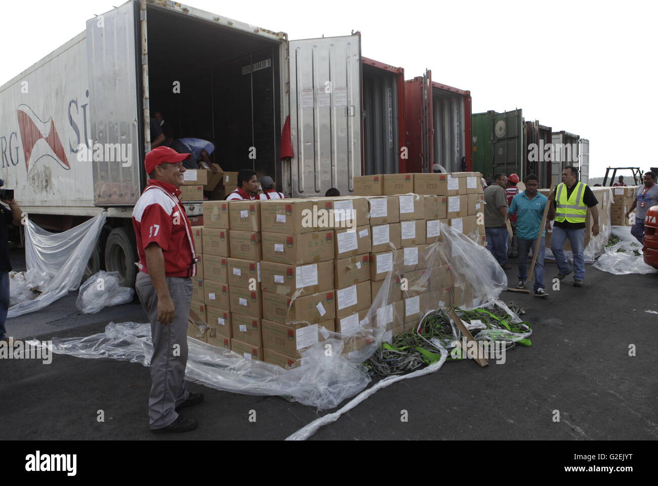 (160530) -- VARGAS (VENEZUELA), May 30, 2016 (Xinhua) -- Employees load trucks with provision of medical supplies from China at the Simon Bolivar International Airport in Maiquetia, Vargas State, Venezuela, on May 28, 2016. China supplied Venezuela with 96 tons of much-needed medicine against Zika over the weekend as part of a comprehensive bilateral cooperation agreement between the two countries. (Xinhua/AVN) Stock Photo