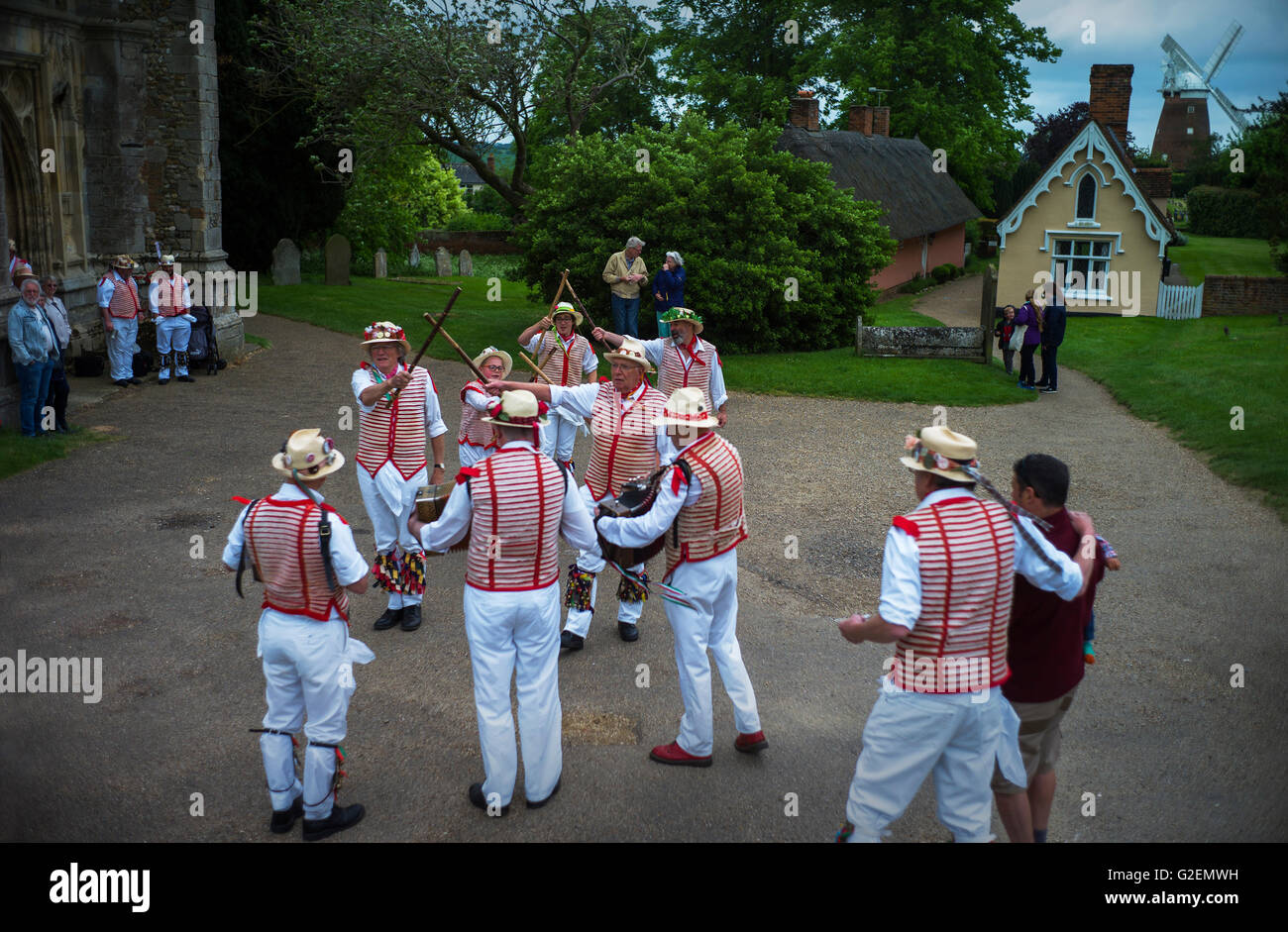 thaxted-essex-uk-30th-may-2016-thaxted-morris-men-dance-on-may