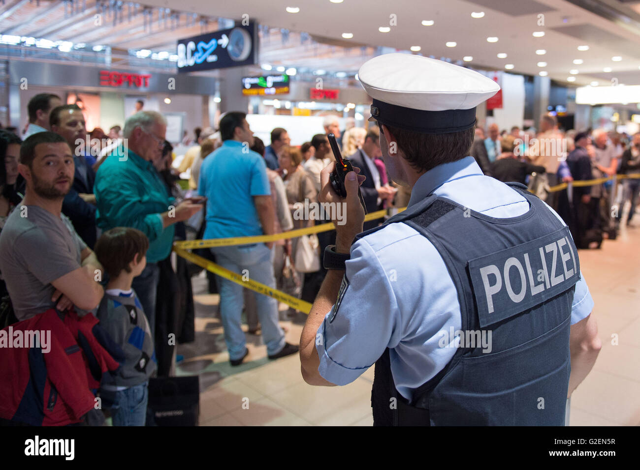 Cologne, Germany. 30th May, 2016. A police officer stands in the security area in Terminal 1 at the Cologne/Bonn Airport in Cologne, Germany, 30 May 2016. The federal police stopped all flights after a person allegedly got into the security area unchecked. Photo: MARIUS BECKER/dpa/Alamy Live News Stock Photo