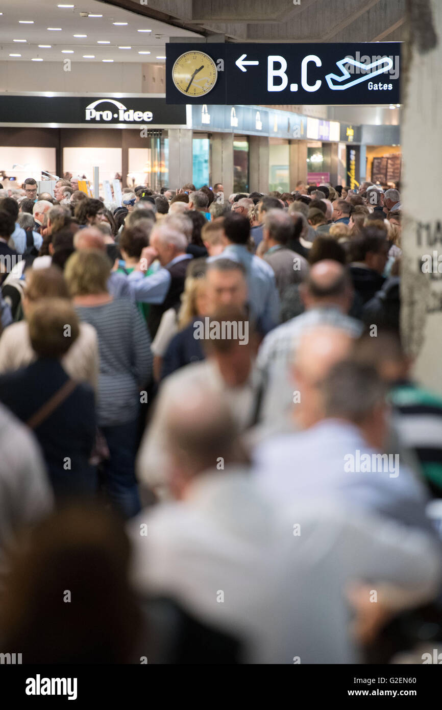 Cologne, Germany. 30th May, 2016. Travellers wait in the security area in Terminal 1 at the Cologne/Bonn Airport in Cologne, Germany, 30 May 2016. The federal police stopped all flights after a person allegedly got into the security area unchecked. Photo: MARIUS BECKER/dpa/Alamy Live News Stock Photo