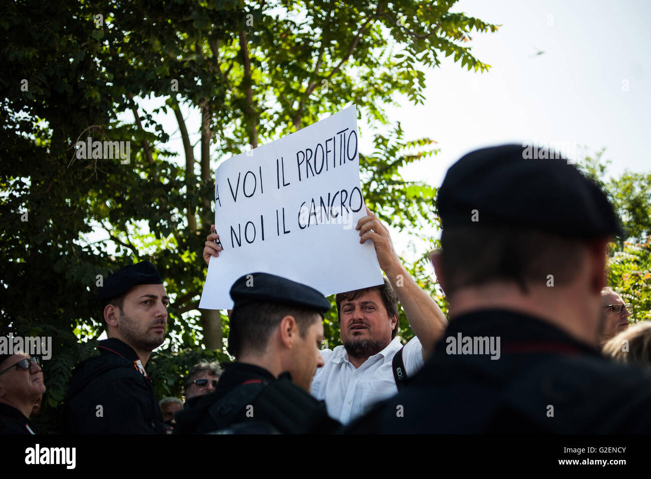 30/05/2016 - Taverna del Re, Giugliano, Napoli - Pollution waste bales removal plan "Land of Fire" (Terra dei Fuochi). Workers of the regional basin consortiums protest near the "Taverna del Re" storage site. The refuse plan for resolution of territory reclamation starts today. It has been funded by region Campania and it will affect the area in the North of Naples that was used by Camorra for the illegal disposal of toxic refuse during the last few years. The plan includes the transfer of 5 million polluting waste bales from the storage site of "Taverna del Re" between Giugliano and Villa Lit Stock Photo