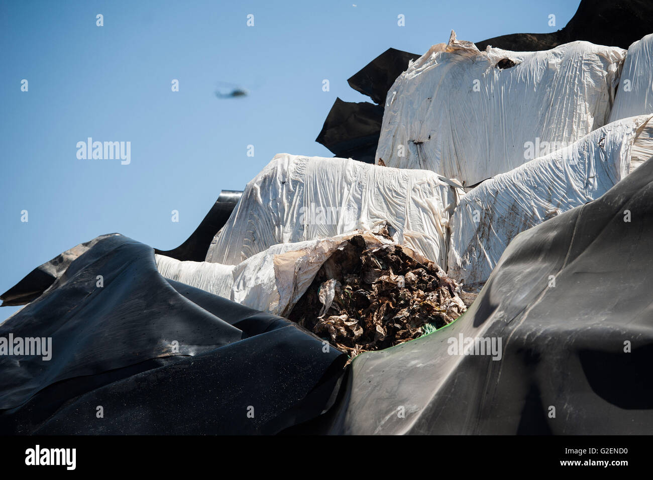 30/05/2016 - Taverna del Re, Giugliano, Napoli - Pollution waste bales ...
