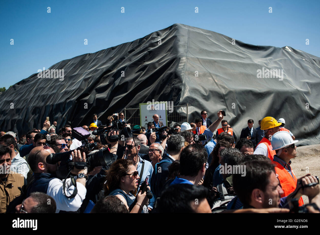 30/05/2016 - Taverna del Re, Giugliano, Napoli - Pollution waste bales ...