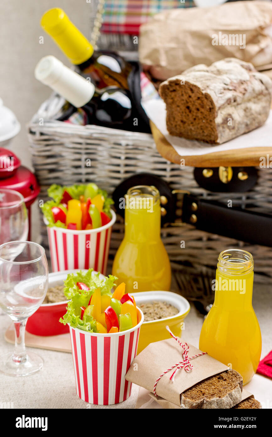 Download Picnic Basket Set Up PNG