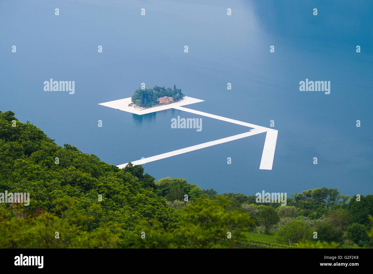 Swimming pontons form a giant arrow at Saint Paul island for Christo's project 'The floating piers' on Lake Iseo, Italy Stock Photo